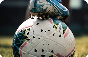 Close-up de equipamento de treino de futebol destacando o controlo da bola e a prática técnica.