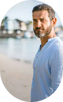 Retrato profissional de um participante de um clube desportivo a desfrutar de uma atmosfera relaxante à beira-mar.
