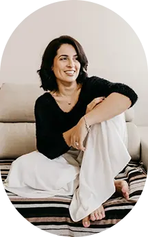 Retrato amigável de um participante da comunidade desportiva num ambiente interior confortável.