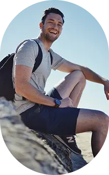Retrato de um entusiasta de desportos ativo a desfrutar de uma excursão ao ar livre num ambiente natural.