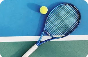 Equipamento desportivo exposto num campo de ténis antes do treino ou de um jogo.